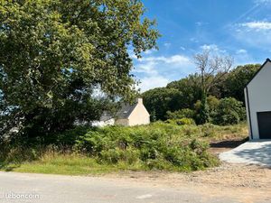 Exceptionnel : Terrain constructible de 860 m2 proche du centre de Sainte Anne d'Auray et 