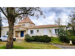 Villa avec piscine sur parc clos