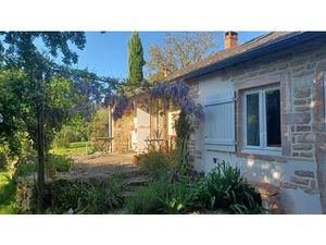 Situé à seulement 3km de Cuisery  ferme entièrement rénovée avec goût sur terrain de 3226.