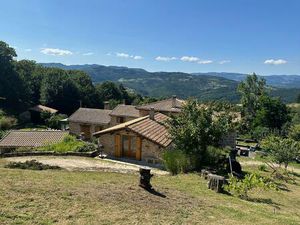 A proximité de Lamastre  très belle propriété en pierre entièrement rénové au cœur...