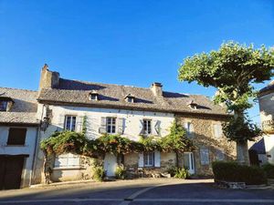 Charmante propriété de village avec maison indépendante et dépendances