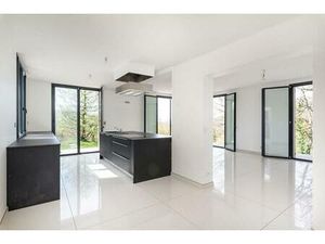 VILLA 6 pièces  200 m²  sur un terrain de 5190 m²