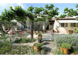 NIMES CASTANET Très belle villa de type 5 d'environ 138m² habitable avec piscine et garage