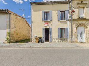 Ensemble immobilier avec une maison  un garage un chai et un jardin