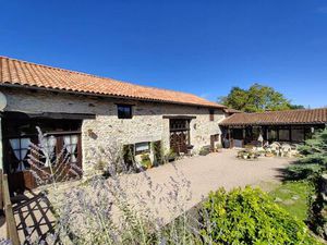 Maison en pierre atypique