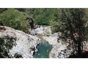 Domaine unique en Cévennes : 5 gîtes proximité cascade.