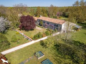 Vente maison 11 pièces 327 m² à Villeneuve-la-Comtesse (17330)  436 995 €