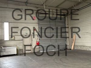 Local 1858 m² Genas