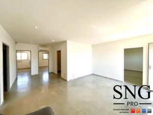 Bureaux bien situés avec parking  local de stockage  excellent