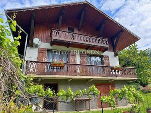 Maison traditionnelle avec petit chalet savoyard