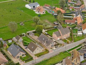 ALLEENSTAANDE VILLA MET 5/6 SLAAPKAMERS  DUBBELE GARAGE EN TUIN