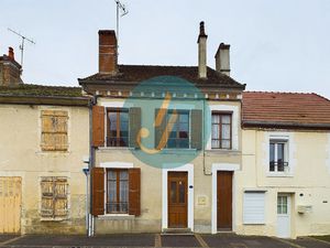 Maison de village polyvalente à Arquian : résidence principa