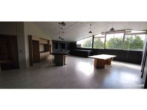 Bureaux loft aménagés avec Hangar équipé de racks