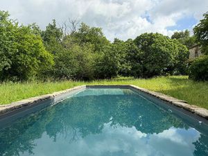 MAISON DE PAYS SUR PARC AVEC PISCINE