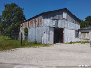 Local   hangar   garage  stokage  garde meubles...