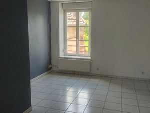 Proche du centre  immeuble très calme  spacieux 5 pièces de 117 m²  avec cave et grenier