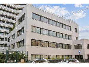 Savills vous propose un bâtiment indépendant de bureaux neuf en R+3. Idéalement situé à de