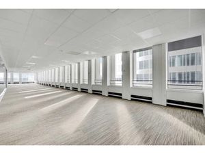 Au pied de la sortie du métro / RER