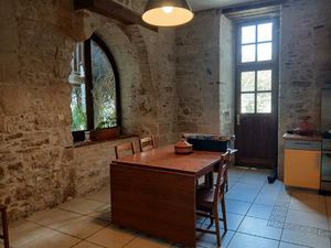 Demeure de caractère  atypique  chargée d'histoire