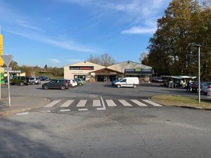 Centre commercial de 1500 m² avec 11 locaux à terminer et parking à IZON