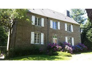 Maison principale d’environ 177 m²  d’un garage indépendant et d’un four à pains ancien à.