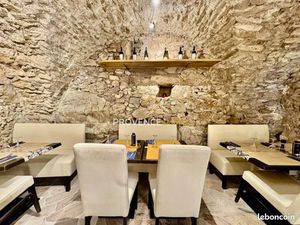 Bar  restaurant 200 m² Eyguières