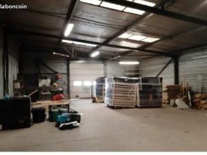 A LOUER un entrepôt de 350 m² sur un terrain de 2000m² situé à Piolenc  2800 euros