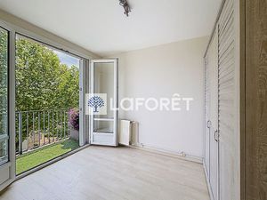 Lumineux 3 pièces avec balcon et parking à deux pas des écoles et commerces.