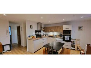 CENTRE VILLAGE T4 AVEC CAVE