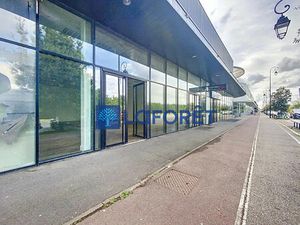 Local Commercial avec visibilité incroyable et stationnements gratuits