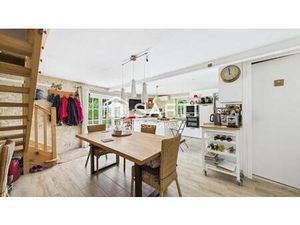 L'authenticité de la pierre et le charme d’un jardin traversé par l’eau