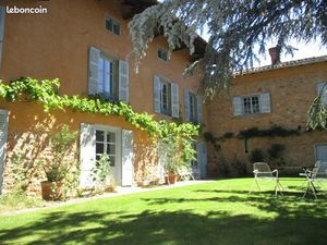 Tènement immobilier :Propriété clos de murs  centre village médiéval