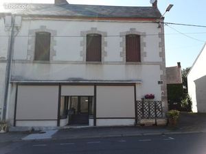 Grande maison bourg à Treignat avec dépendance et jardin