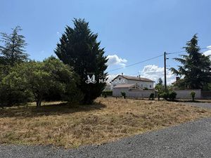 Vente terrain 770 m² à Savigneux (42600)  152 000 €