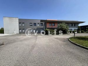 Locaux sur terrain indépendant avec visibilité !