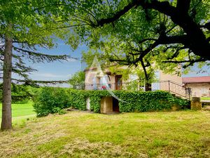 Ancienne ferme élevée sur sous-sol