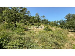 Terrain viabilisé de 651 m² à Vins Sur Caramy. Proximité centre ville. Environnement calme