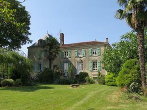 Maison de Maître   dépendance et jardin remarquable