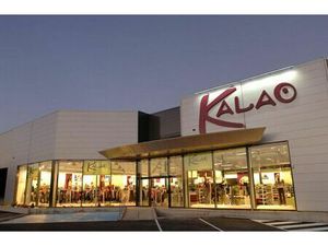 Location local commercial 1000m2 Onet-le-Château 12850 - 8553 € - Surface Privée