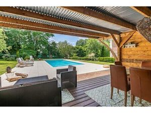 Elegante demeure de campagne en briques  pierres et ardoises avec parc  piscine et dépenda