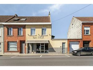 Propriété commerciale avec maison prête à emménager à Sint-D