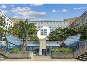 A VENDRE  BUREAUX LUMINEUX EN TRES BON ETAT AU PIED DU RER B