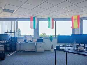 Villenave d'Ornon (rocade sortie 18 - Tram C) local cloisonné : 6 pièces