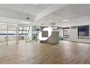 A LOUER  BUREAUX LUMINEUX EN TRES BON ETAT AU PIED DU RER B