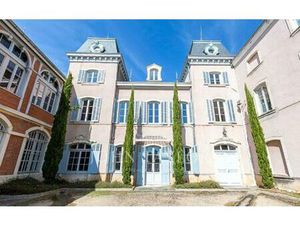 Château à réhabiliter avec double destination