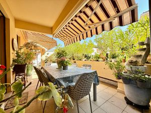 VIAGER OCCUPÉ A VENDRE SIX FOURS LES PLAGES