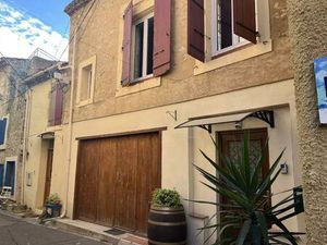 Maison de village bien rénovée avec grande terrasse sur le toit dans village du Minervois.
