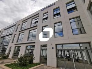 A LOUER  BUREAUX DE STANDING SITUES AU PIED DU RER C