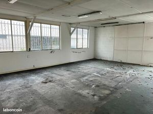 Local 88 m² LES CLAYES SOUS BOIS