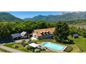 Propriété avec piscine et jardin Manteyer (05)